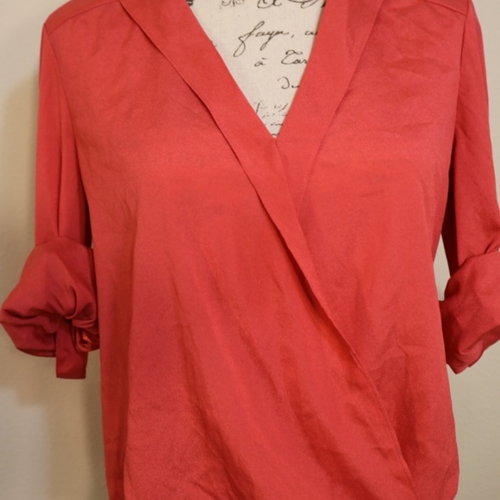 Gianni Bini roll up v-neck pink button up blouse - Picture 4 of 5